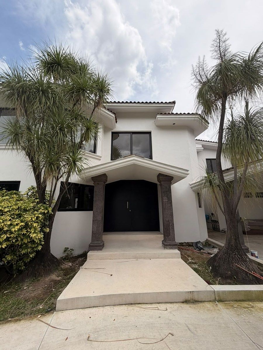 CASA REMODELADA EN VENTA VALLE REAL